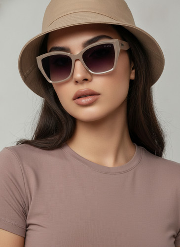 عینک افتابی زنانه گربه ای پرادا کرمی
